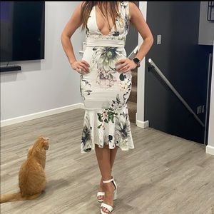 ADORABLE Selfie Leslie white flowered midi dress